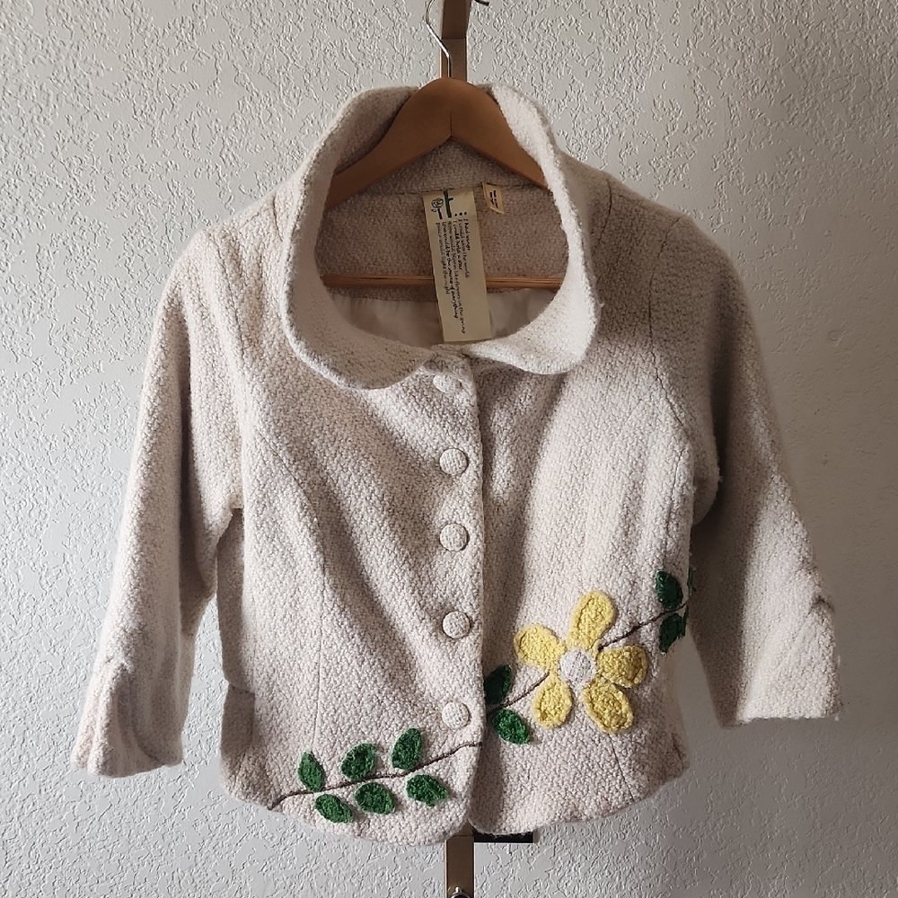 Elegant Cream Blazer with Floral Accents - Picture 1 of 6